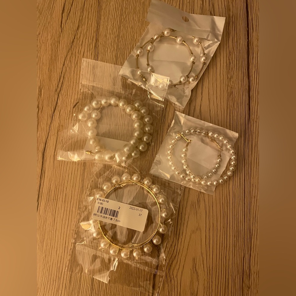 Pearl hoop earrings (4 pairs)